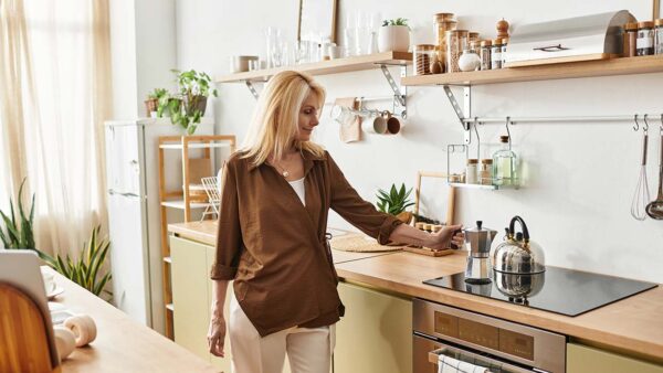 Ochtendlicht, avondeten en alles daartussen: dit doet de juiste raambekleding in je keuken