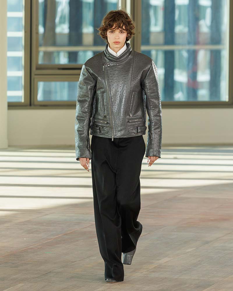 Jassen en jacks met een trechterkraag: van niche naar mainstream. Photo courtesy of Stella McCartney FW 2025 2026