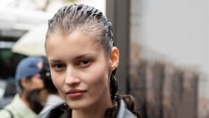 Hotte haartrend: slicked-back kapsels voor lente zomer 2026. Foto ADVERSUS