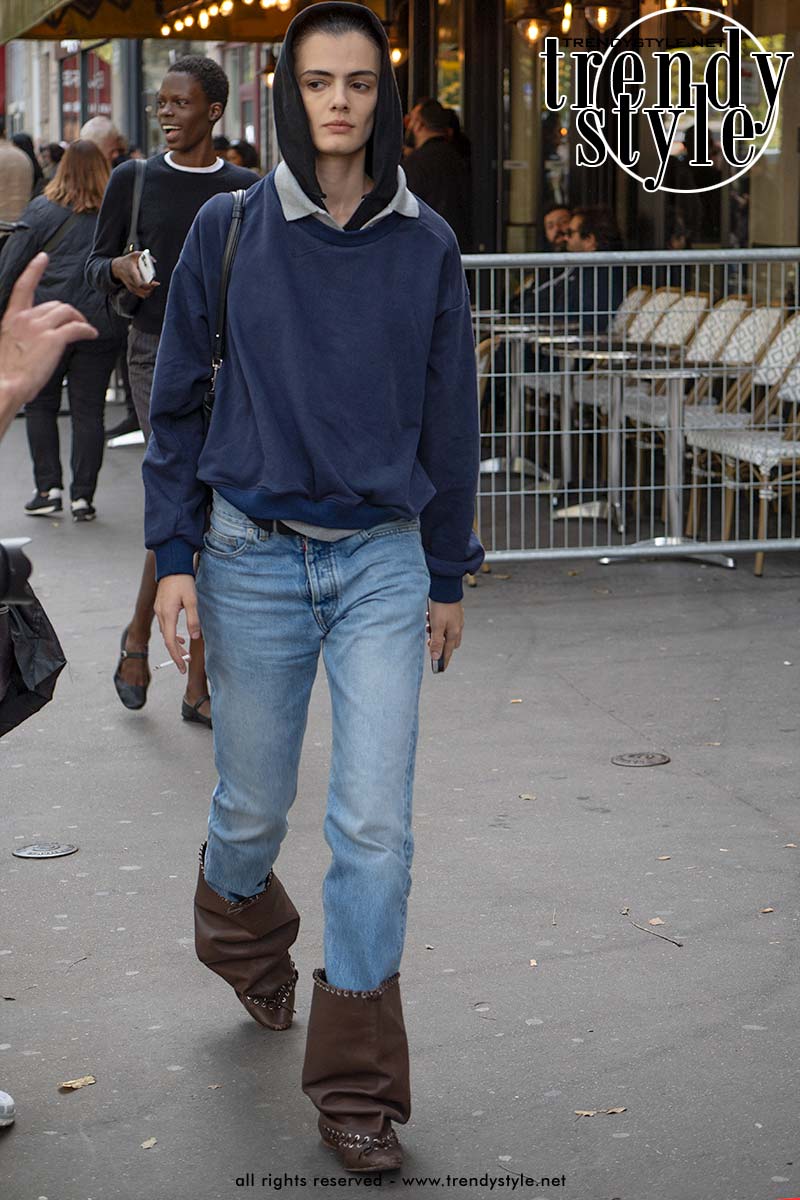 Voorjaar 2026: zo draag je dit seizoen enkellaarsjes. Foto Charlotte Mesman