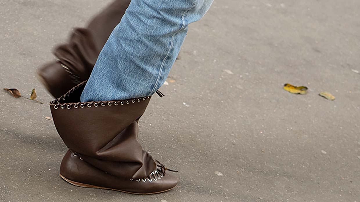 Voorjaar 2026: zo draag je dit seizoen enkellaarsjes. Foto Charlotte Mesman