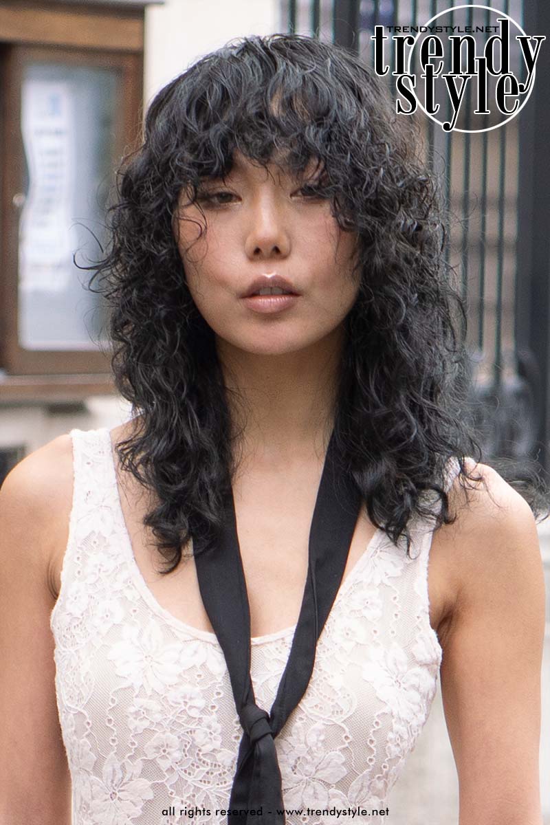 Halflange kapsels met pony voor 2026. Lob kapsels en shags. Foto Charlotte Mesman