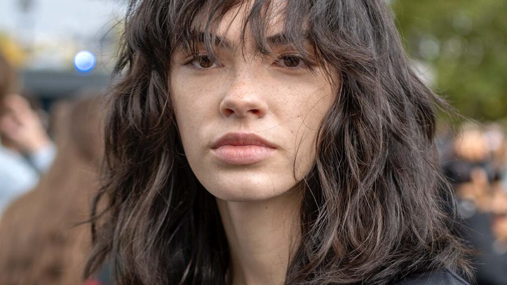 Halflange kapsels met pony voor 2026. Lob kapsels en shags. Foto ADVERSUS