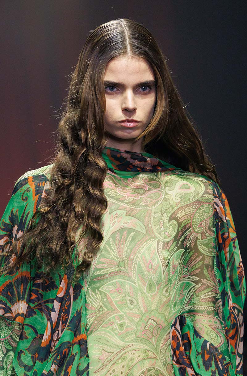 Lang haar op de catwalks van zomer 2026: imperfecte waves en wet looks. Photo courtesy of Etro