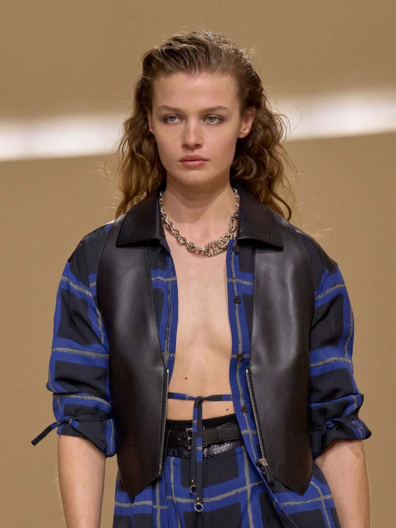 Lang haar op de catwalks van zomer 2026: imperfecte waves en wet looks. Photo courtesy of Hermès