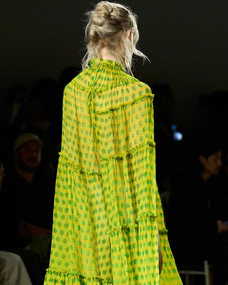 Lang haar op de catwalks van zomer 2026: imperfecte waves en wet looks. Photo courtesy of Dries Van Noten