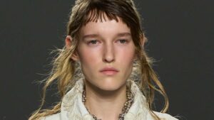 Lang haar op de catwalks van zomer 2026: imperfecte waves en wet looks. Photo courtesy of Dries Van Noten