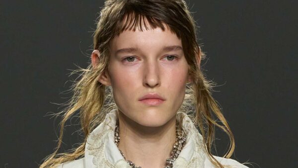 Lang haar op de catwalks van zomer 2026: imperfecte waves en wet looks. Photo courtesy of Dries Van Noten