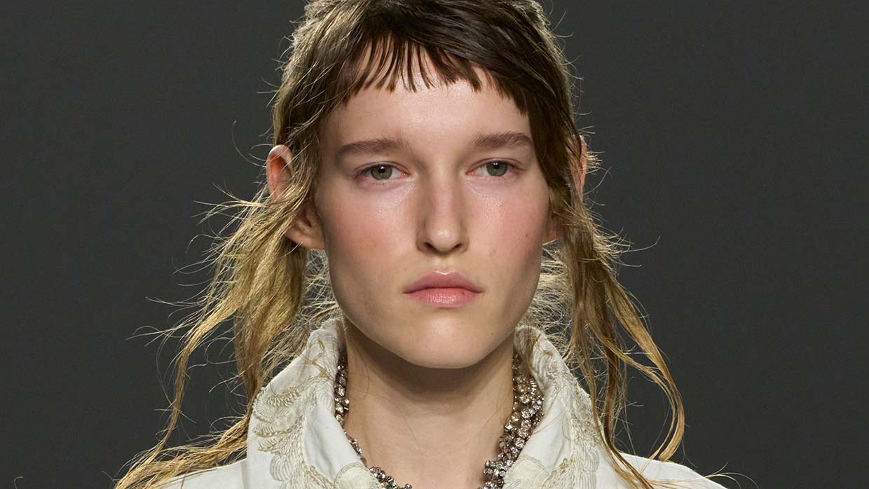 Lang haar op de catwalks van zomer 2026: imperfecte waves en wet looks. Photo courtesy of Dries Van Noten