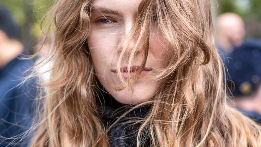 Haartrends 2026: de grote comeback van lang haar. ADVERSUS