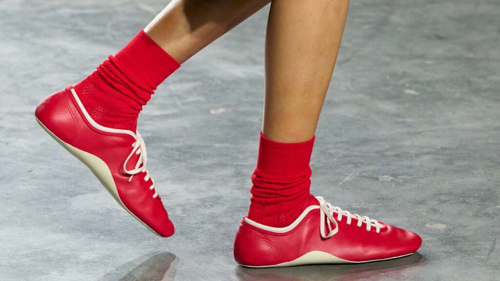 Dit zijn opvallende schoenentrends voor lente zomer 2026. Photo courtesy of Dries Van Noten