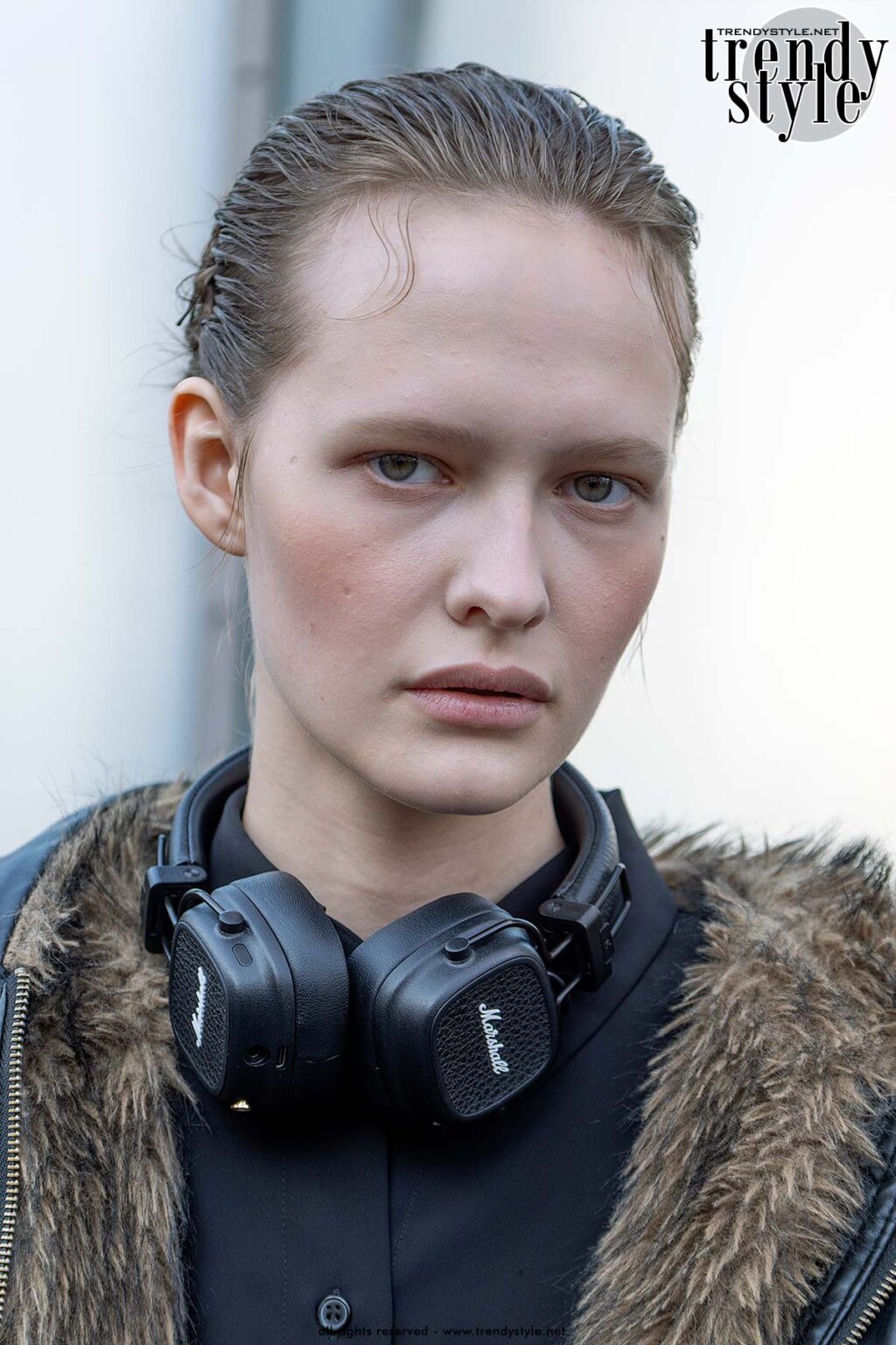 Voor deze haartrend voor winter 2026 heb je alleen schuifspeldjes nodig. Foto Charlotte Mesman