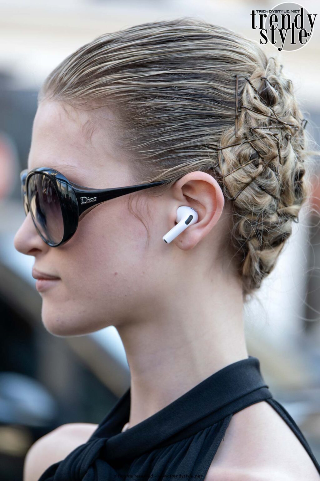 Voor deze haartrend voor winter 2026 heb je alleen schuifspeldjes nodig. Foto Charlotte Mesman