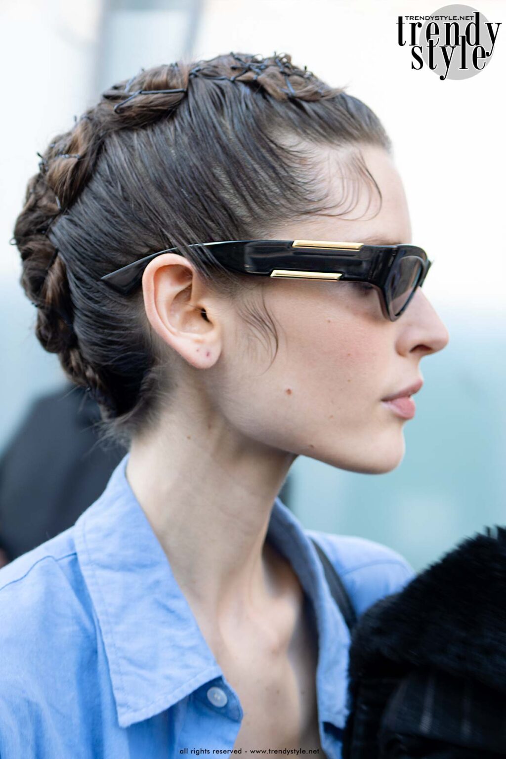 Voor deze haartrend voor winter 2026 heb je alleen schuifspeldjes nodig. Foto Charlotte Mesman