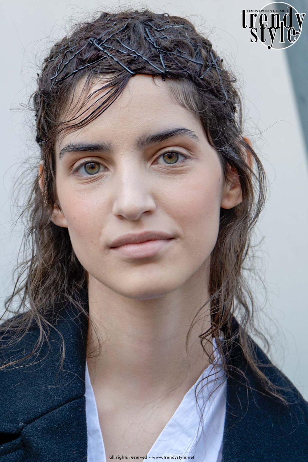 Voor deze haartrend voor winter 2026 heb je alleen schuifspeldjes nodig. Foto Charlotte Mesman