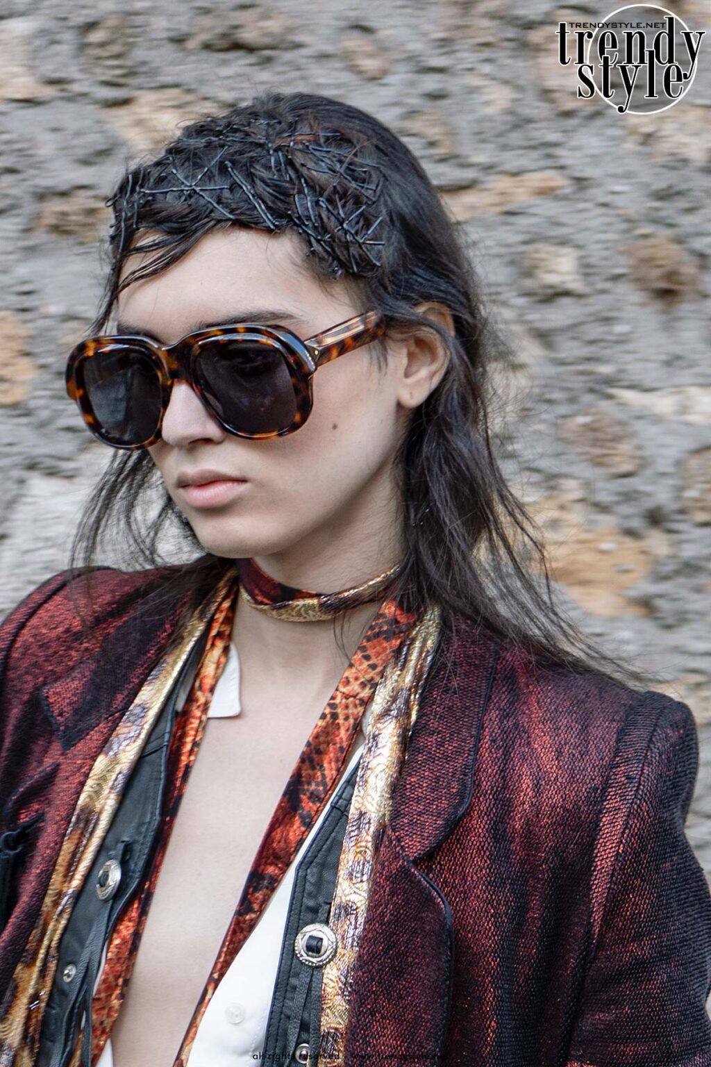 Voor deze haartrend voor winter 2026 heb je alleen schuifspeldjes nodig. Foto Charlotte Mesman