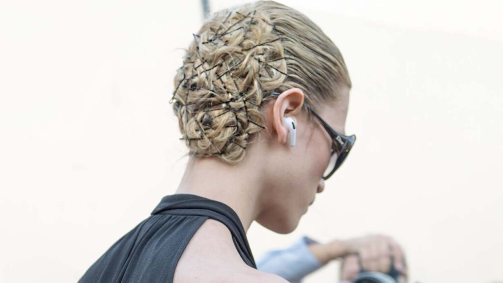 Voor deze haartrend voor winter 2026 heb je alleen schuifspeldjes nodig. Foto Charlotte Mesman