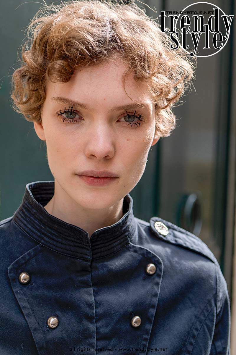 Dit korte krullende pixie kapsel van model Penelope Ternes is supercool. Bij Celine. Foto Charlotte Mesman