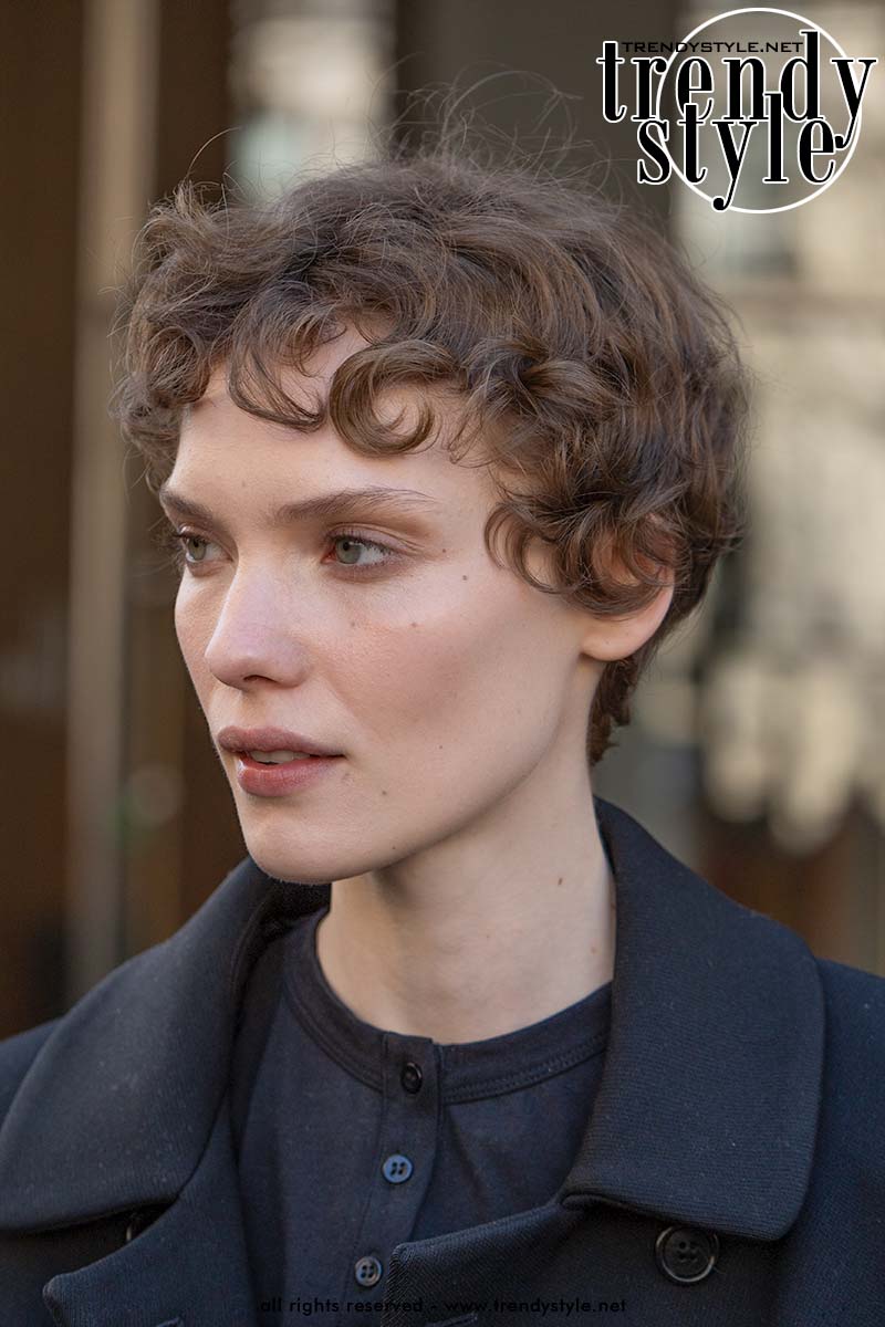 Dit korte krullende pixie kapsel van model Penelope Ternes is supercool. Bij The Row. Foto Charlotte Mesman