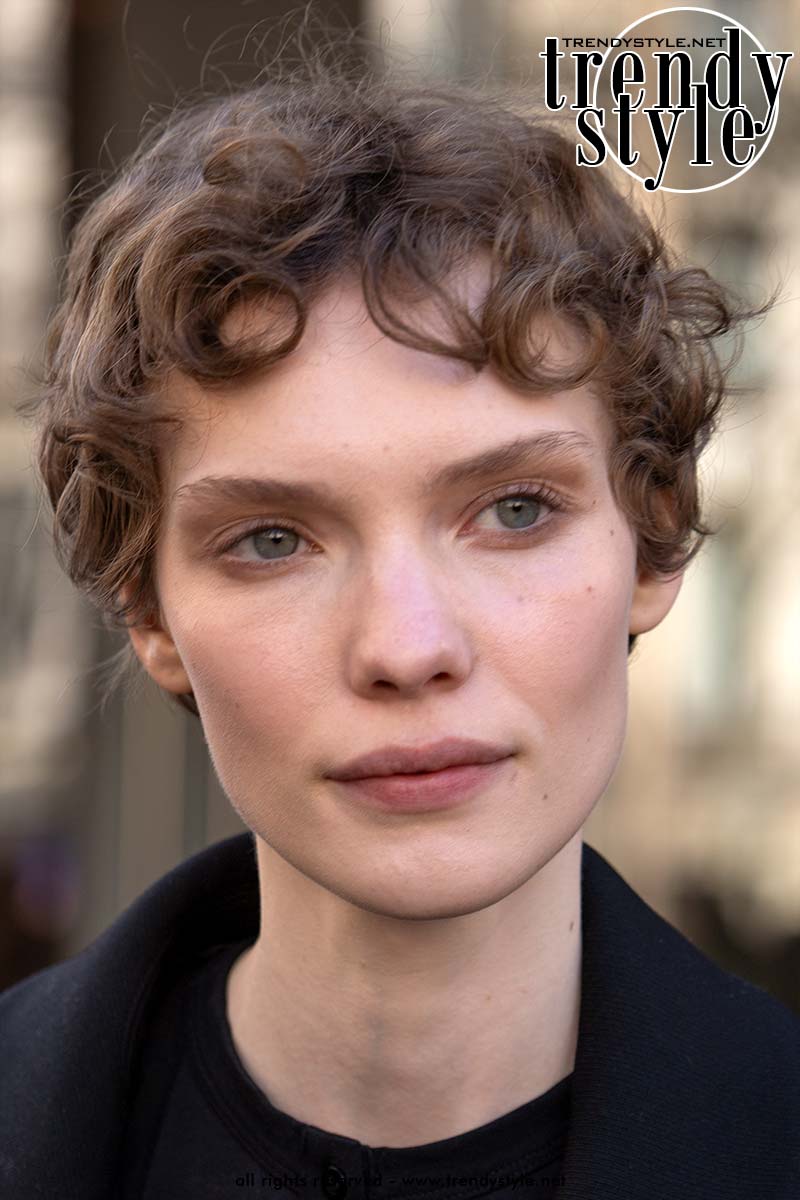 Dit korte krullende pixie kapsel van model Penelope Ternes is supercool. Bij The Row. Foto Charlotte Mesman