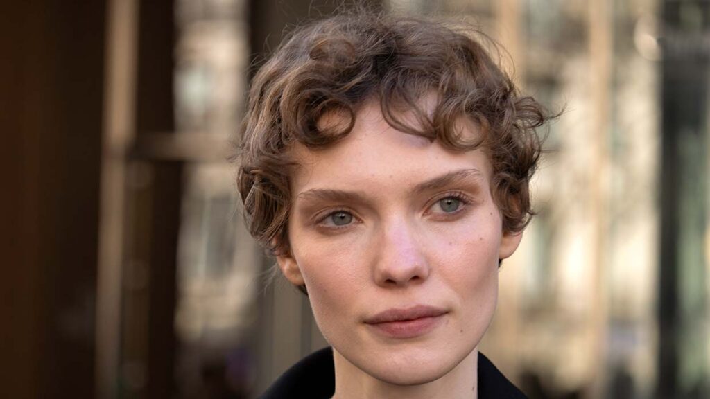 Dit korte krullende pixie kapsel van model Penelope Ternes is supercool. Bij The Row. Foto Charlotte Mesman