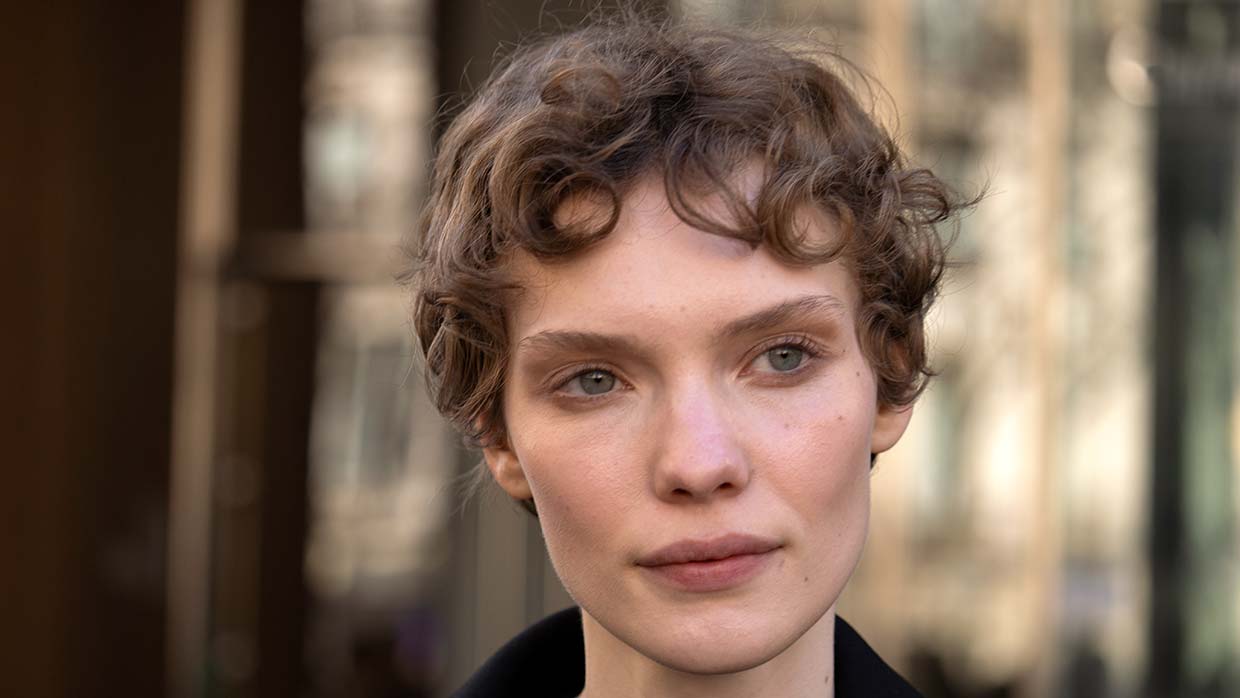 Dit korte krullende pixie kapsel van model Penelope Ternes is supercool. Bij The Row. Foto Charlotte Mesman