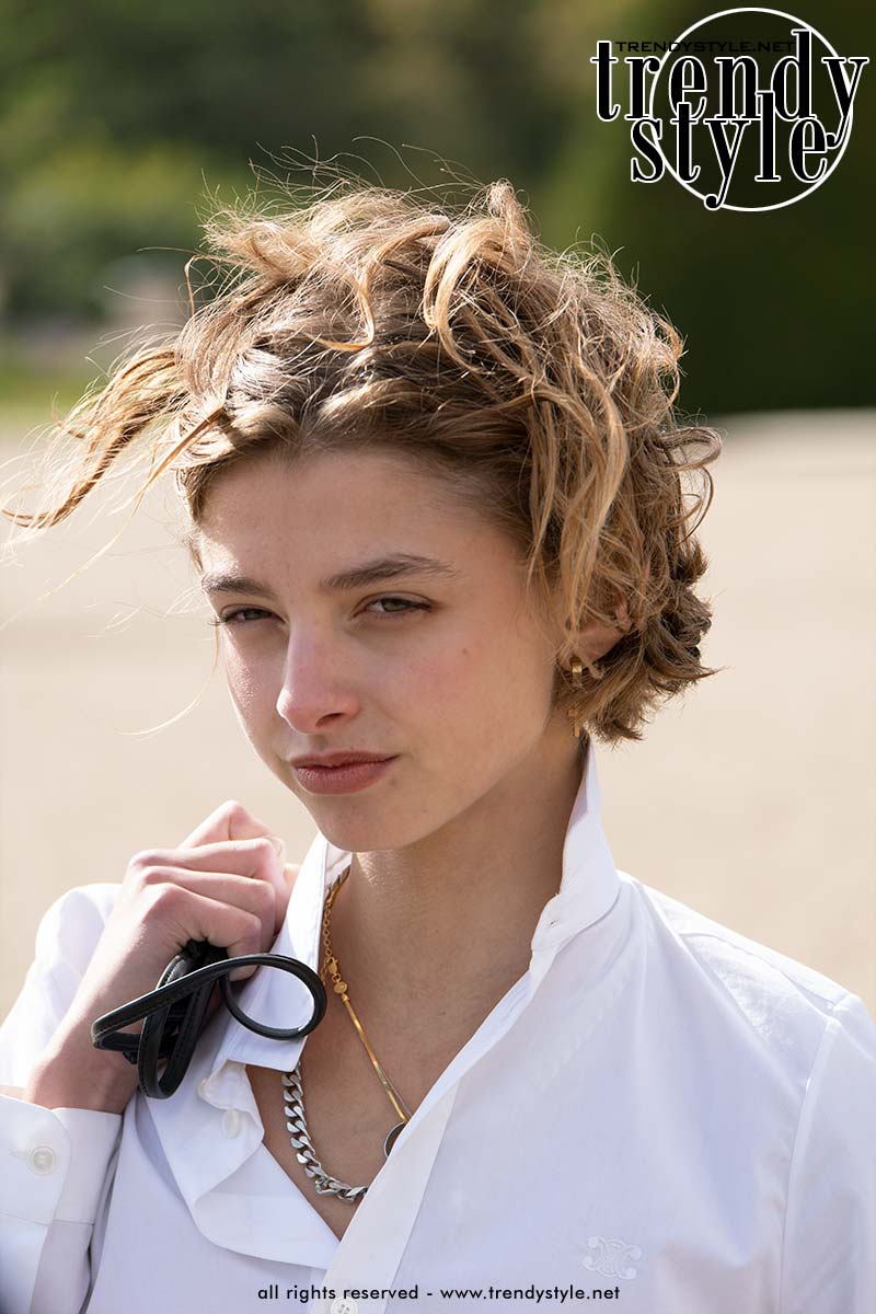 Krullend haar? Update je look met een curly bob met doorleefde textuur. Foto Charlotte Mesman