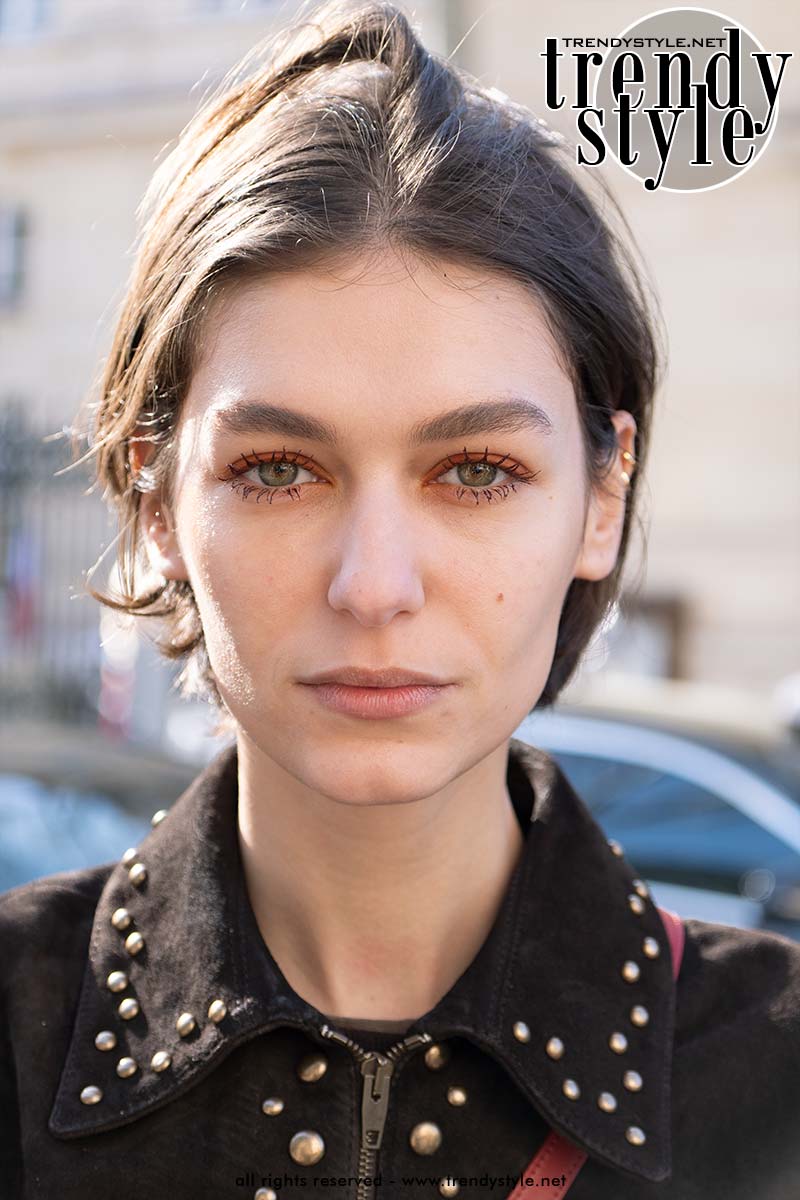 Dit is de nieuwe haartrend voor korte kapsels voor 2026: gecontroleerde imperfectie. Bij Zimmermann. Foto Charlotte Mesman