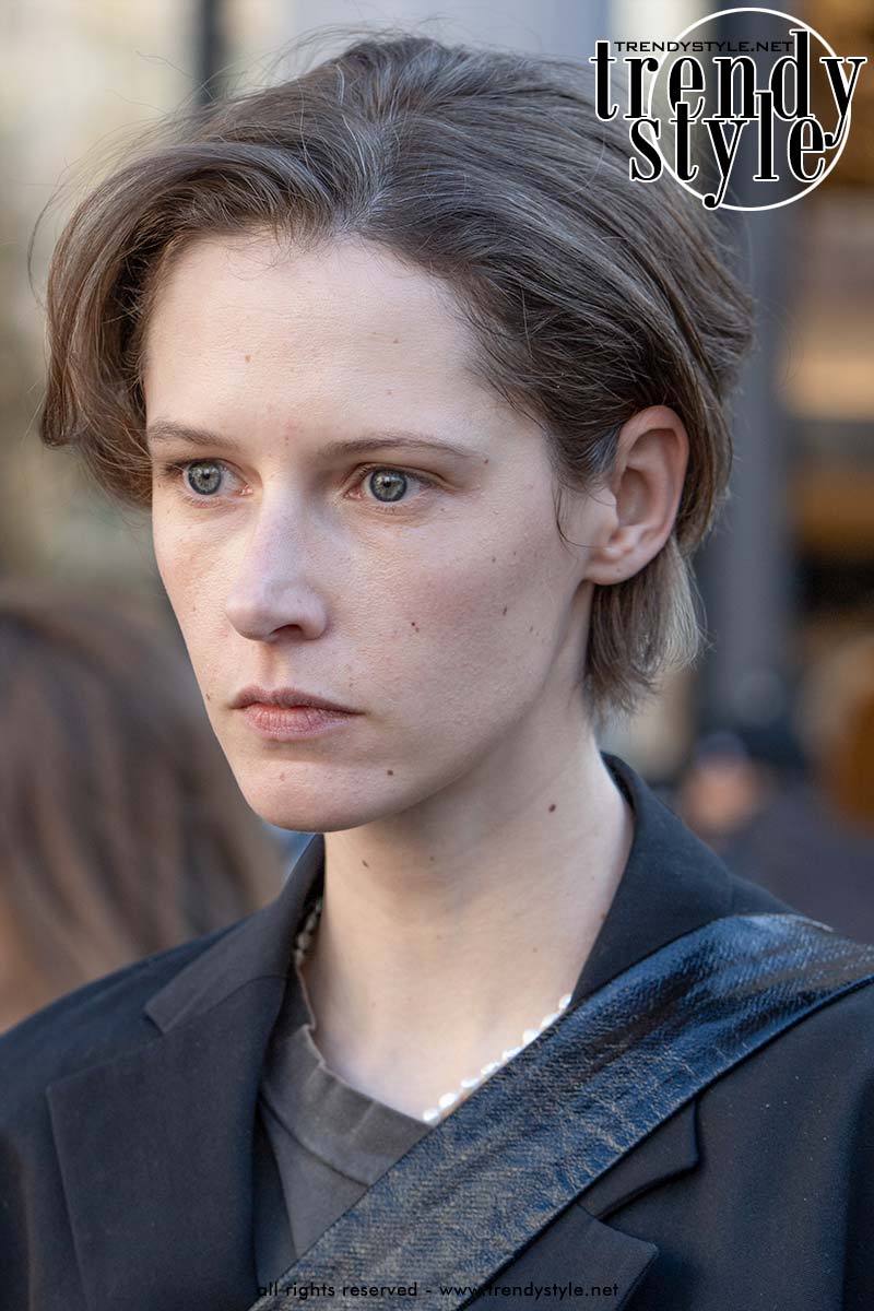 Dit is de nieuwe haartrend voor korte kapsels voor 2026: gecontroleerde imperfectie. Bij The Row. Foto Charlotte Mesman