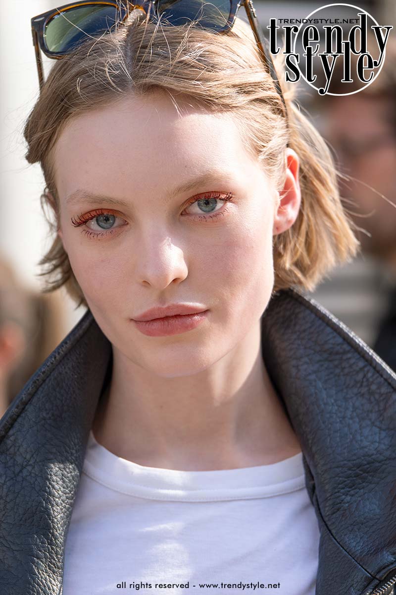 Dit is de nieuwe haartrend voor korte kapsels voor 2026: gecontroleerde imperfectie. Bij Zimmermann. Foto Charlotte Mesman