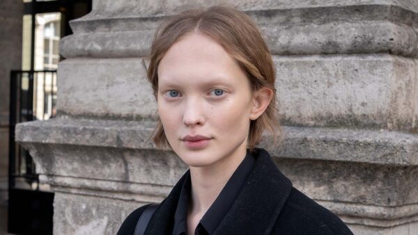 Dit is de nieuwe haartrend voor korte kapsels voor 2026: gecontroleerde imperfectie. Bij Carven. Foto ADVERSUS