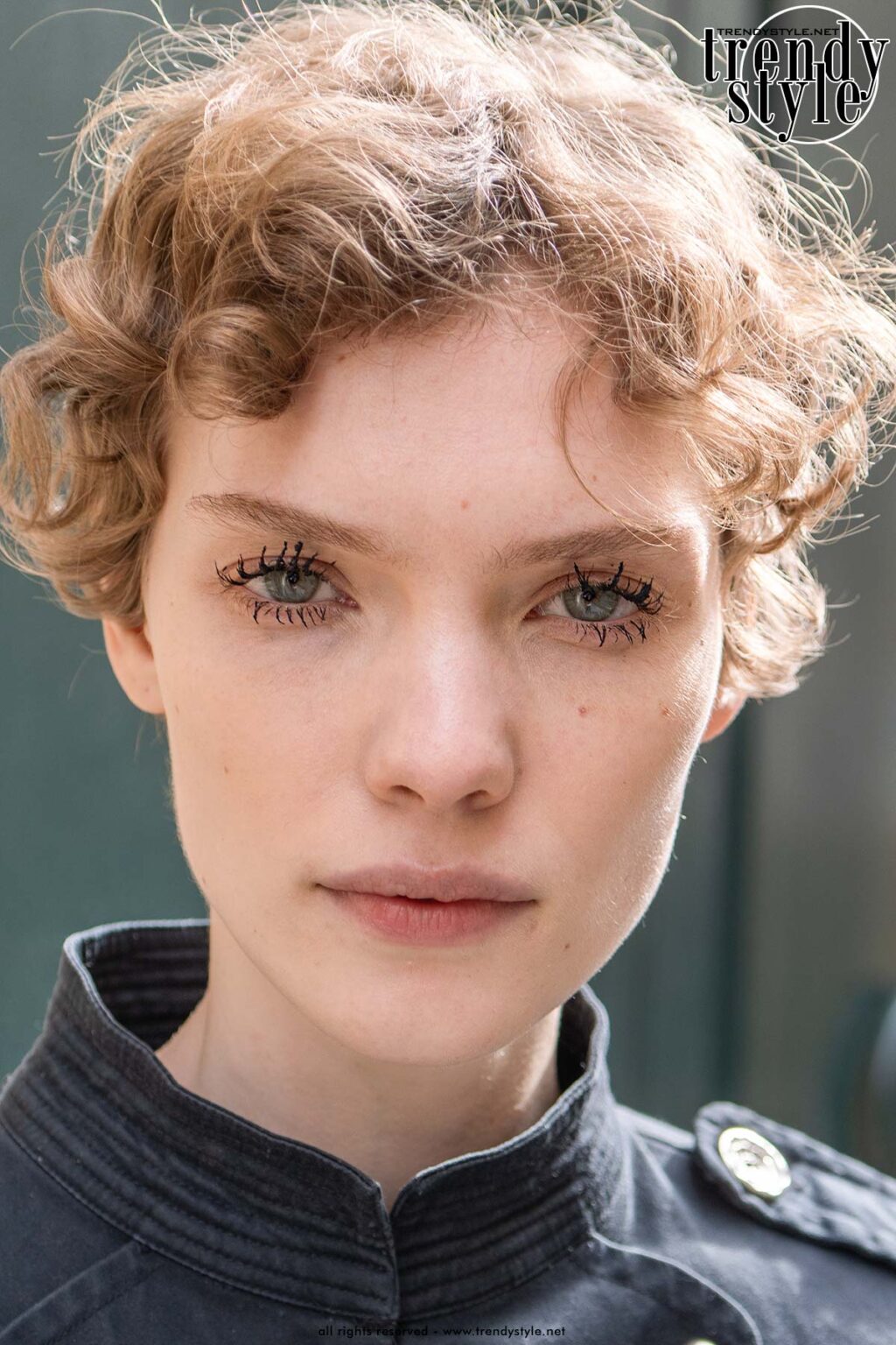 Mascara is terug (en hoe!). Spider lashes bij Celine. Foto Charlotte Mesman