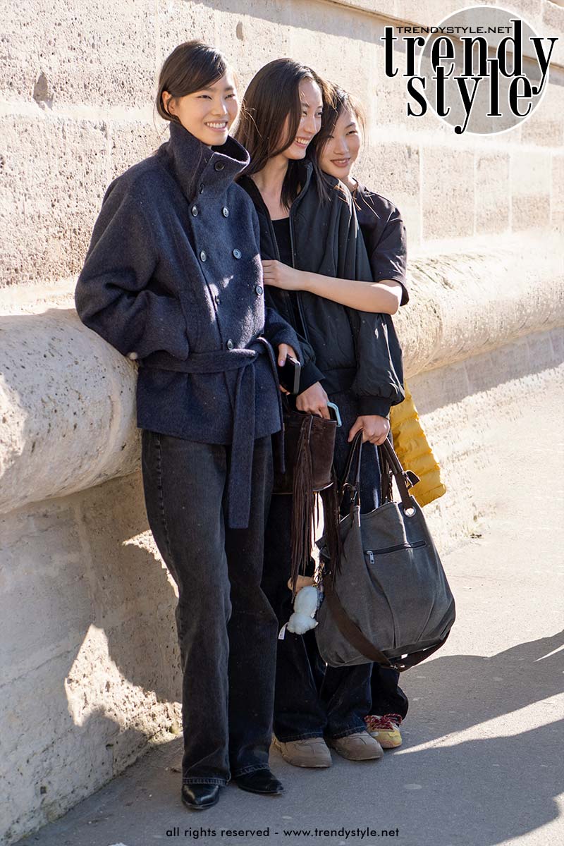 Modellen off-duty bij Dior tijdens de Paris Fashion Week voor winter 2026. Foto Charlotte Mesman