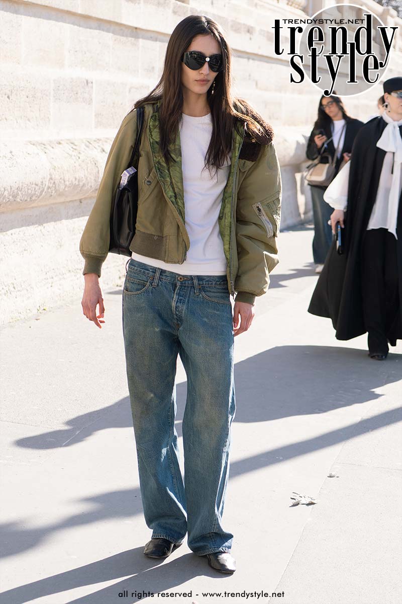 Modellen off-duty bij Dior tijdens de Paris Fashion Week voor winter 2026. Model: Sara Caballero. Foto Charlotte Mesman