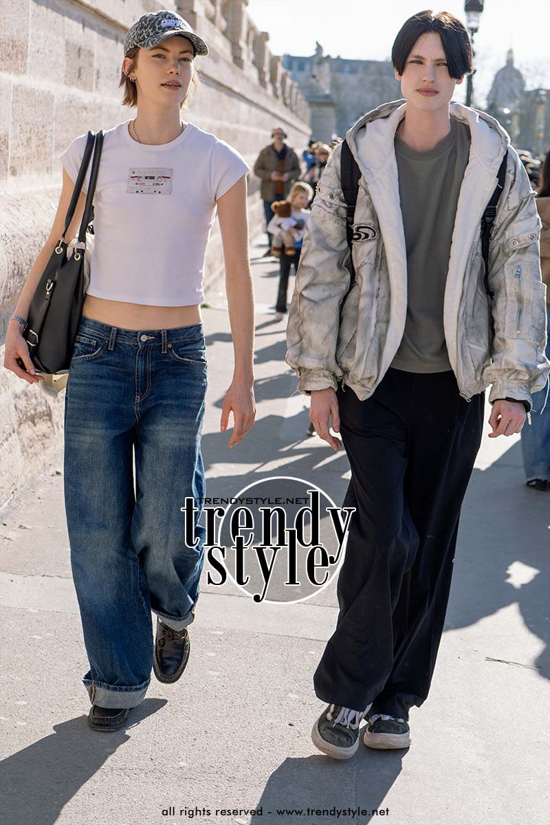 Modellen off-duty bij Dior tijdens de Paris Fashion Week voor winter 2026. Links: Dana Smith, rechts: Charlie Jones. Foto Charlotte Mesman