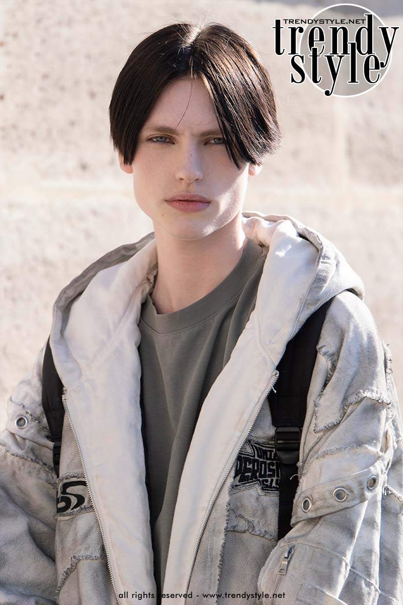 Modellen off-duty bij Dior tijdens de Paris Fashion Week voor winter 2026. Model: Charlie Jones. Foto Charlotte Mesman