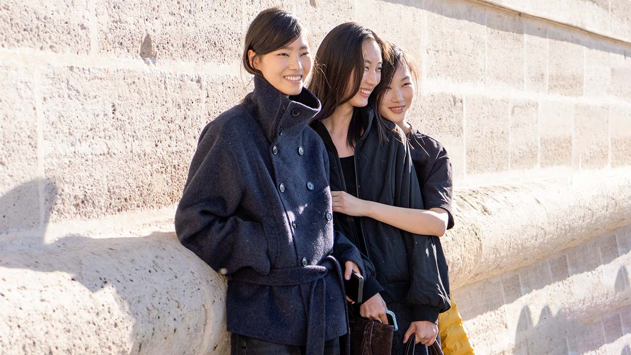 Modellen off-duty bij Dior tijdens de Paris Fashion Week voor winter 2026. Rechts: Jiahui Zhang. Foto Charlotte Mesman