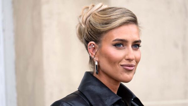 Deze opsteekkapsels spotten we bij Paris Fashion Week. Foto Charlotte Mesman