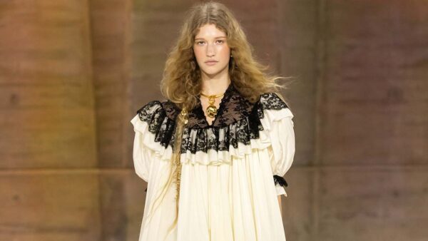 Extra lang haar: de vrijgevochten haartrend van herfst-winter 2026/2027. Photo courtesy of Chloé