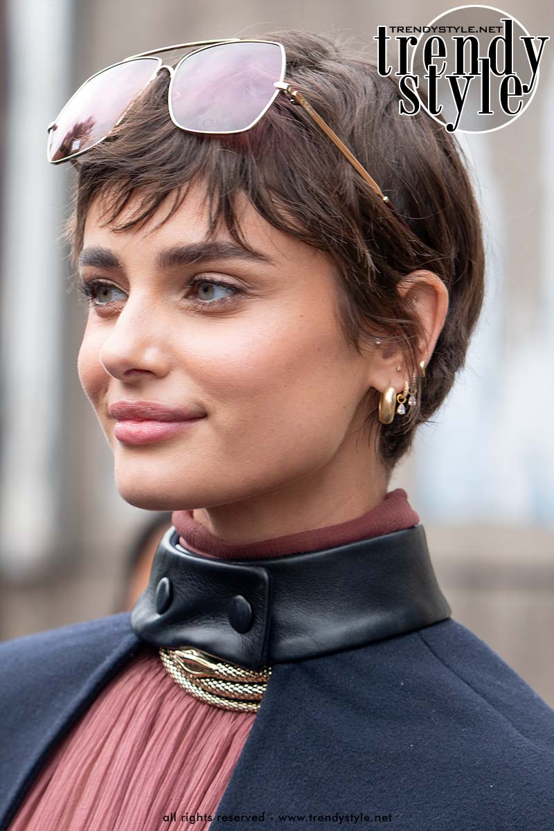 Bixie kapsel van topmodel Taylor Hill. Foto Charlotte Mesman