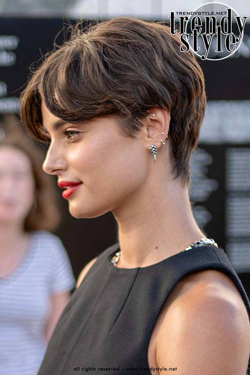 Bixie kapsel van topmodel Taylor Hill. Foto Charlotte Mesman