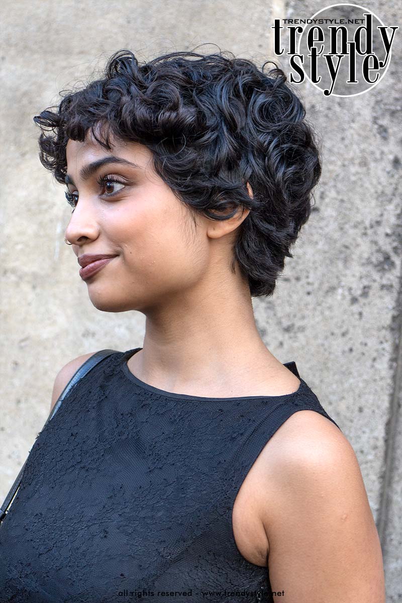 Bixie kapsel. Krullend haar. Foto Charlotte Mesman