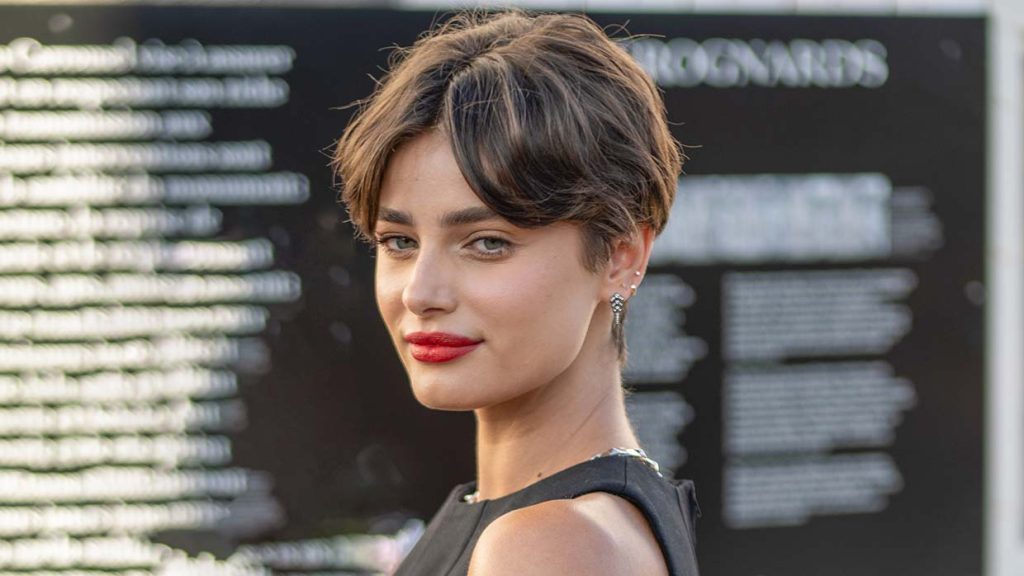 Bixie kapsel van topmodel Taylor Hill. Foto Charlotte Mesman