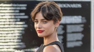 Bixie kapsel van topmodel Taylor Hill. Foto Charlotte Mesman