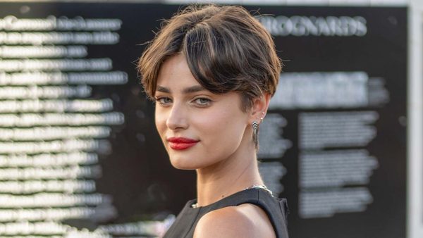 Bixie kapsel van topmodel Taylor Hill. Foto Charlotte Mesman