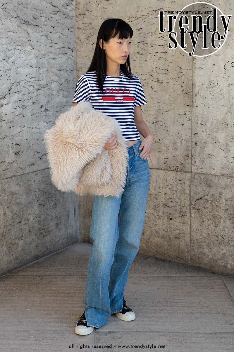 Extra lange jeans met strepen T-shirt en gympen voor marine look. Foto Charlotte Mesman