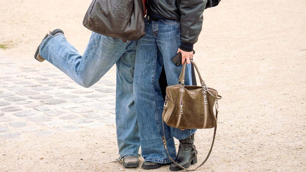 Extra lange jeans in 2026: waarom de puddle-trend zo populair is. Foto Charlotte Mesman