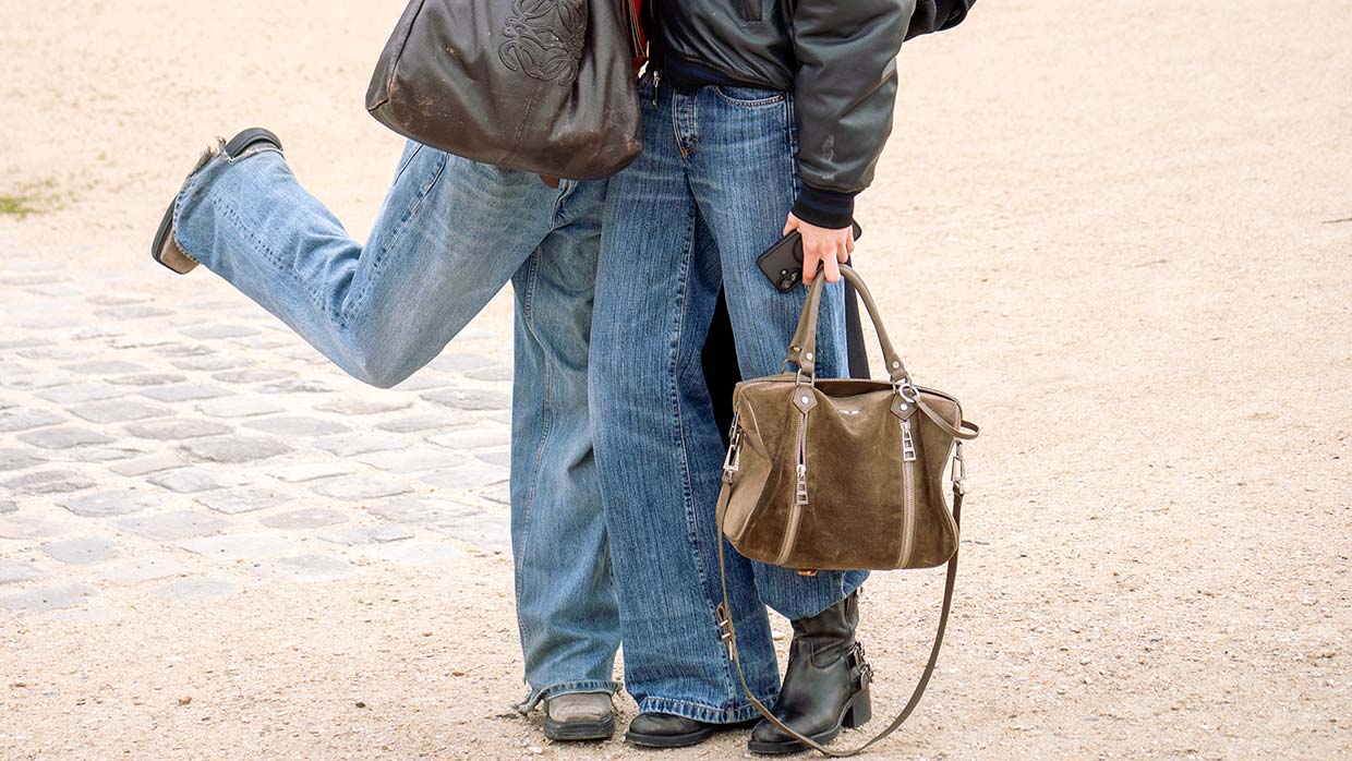 Extra lange jeans in 2026: waarom de puddle-trend zo populair is. Foto Charlotte Mesman