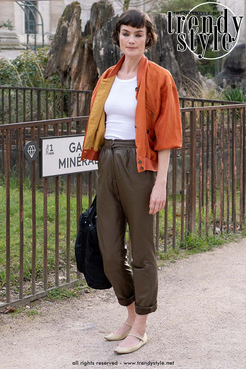Model Fiona James off-duty bij de modeshow van Lanvin voor herfst winter 2026 2027 in Parijs. Foto Charlotte Mesman