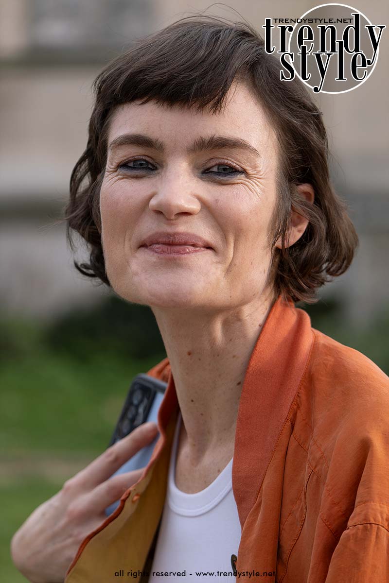Model met korte French bob en asymmetrische micropony tijdens Paris Fashion Week 2026, met natuurlijke textuur en nonchalante styling. Foto Charlotte Mesman